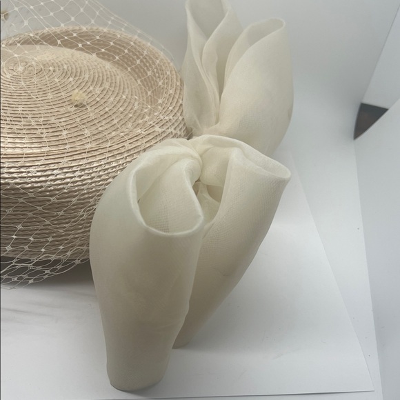 Elegant Cream Fascinator with Bow and Netting - Picture 6 of 12